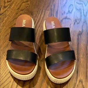 Black Mia slides